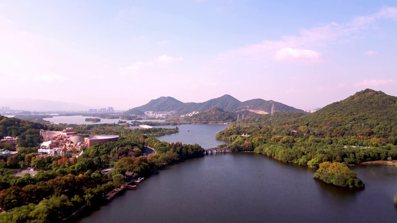 秋日晴朗的白天无人机航拍湘湖旅游景区视频下载