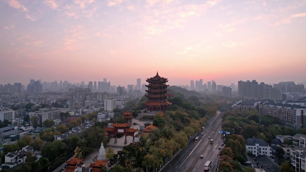 航拍中国湖北武汉黄鹤楼和城市天际线风光视频素材