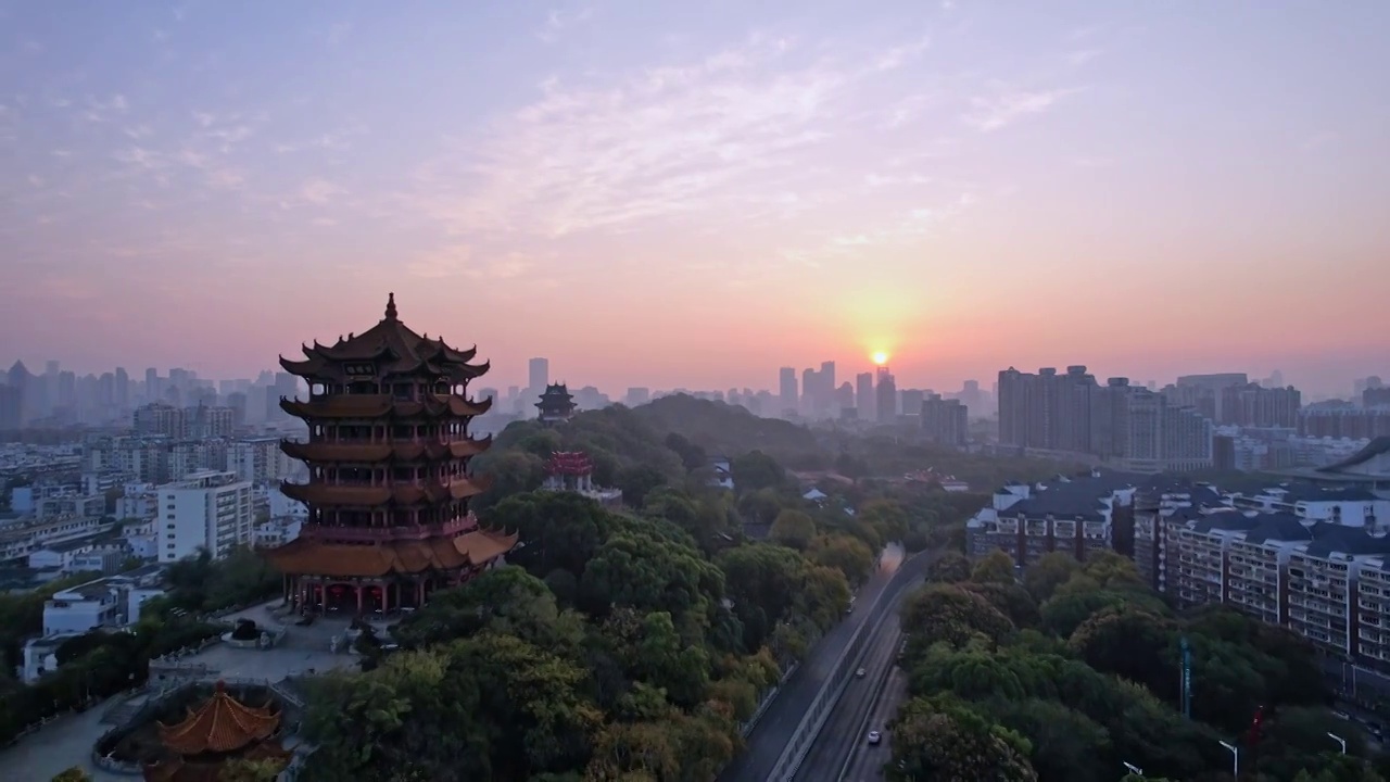 航拍中国湖北武汉黄鹤楼和城市天际线风光视频素材