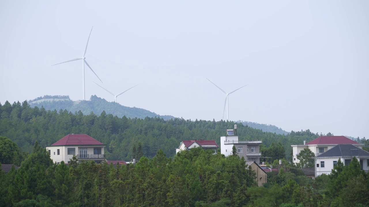 山上风力发电视频素材