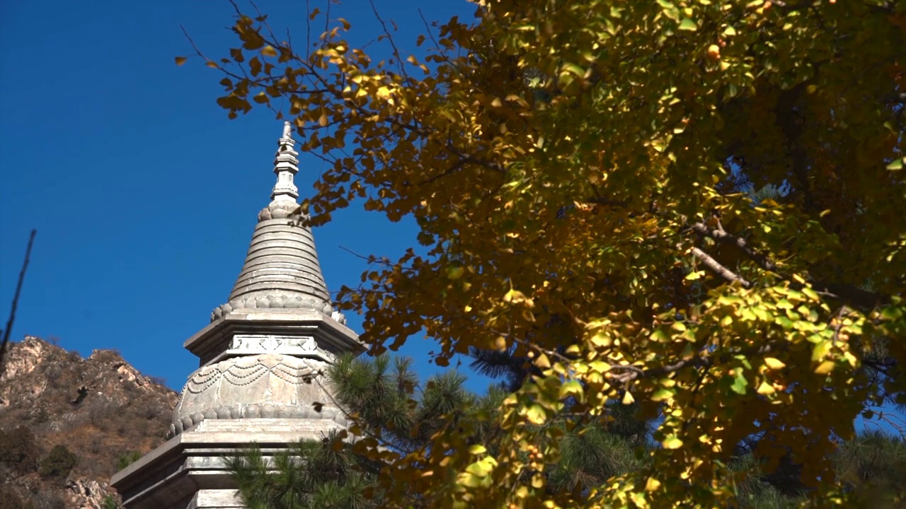 北京秋天阳光下的白瀑寺视频素材