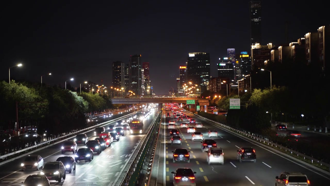 北京国贸CBD四惠桥夜景车流晚高峰视频素材