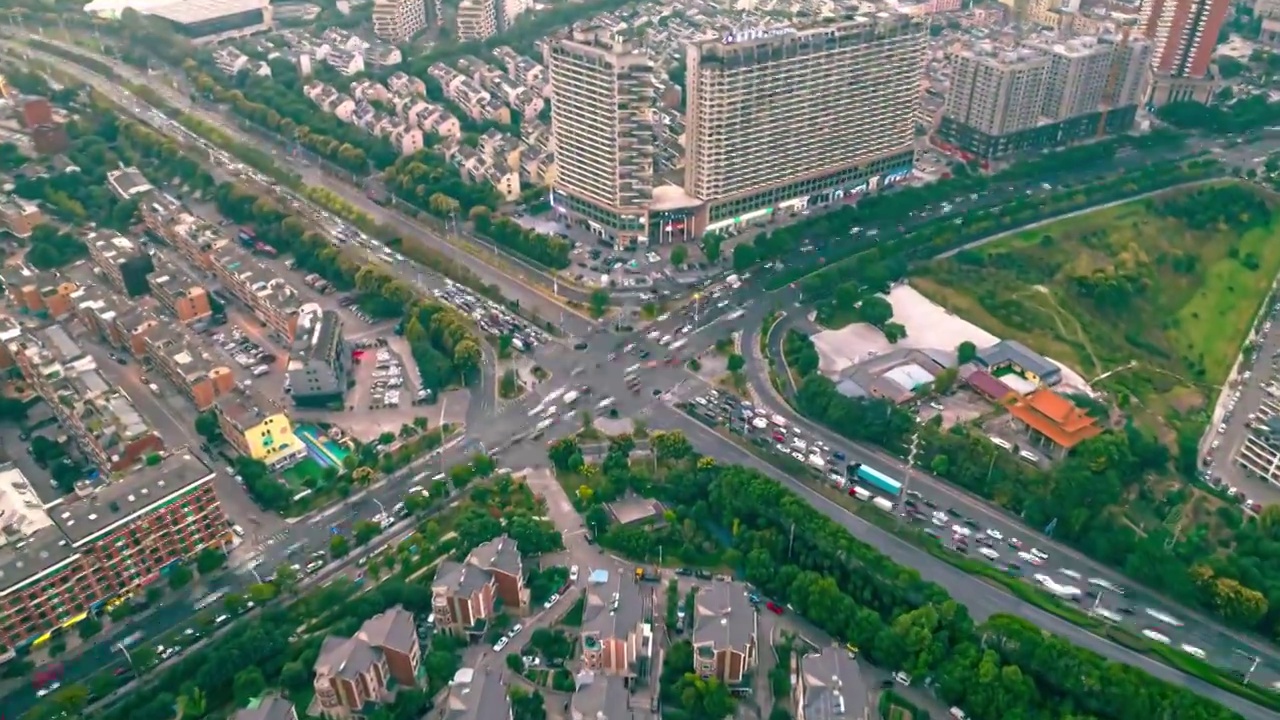 浙江义乌城市路口车流日转夜航拍延时摄影视频素材