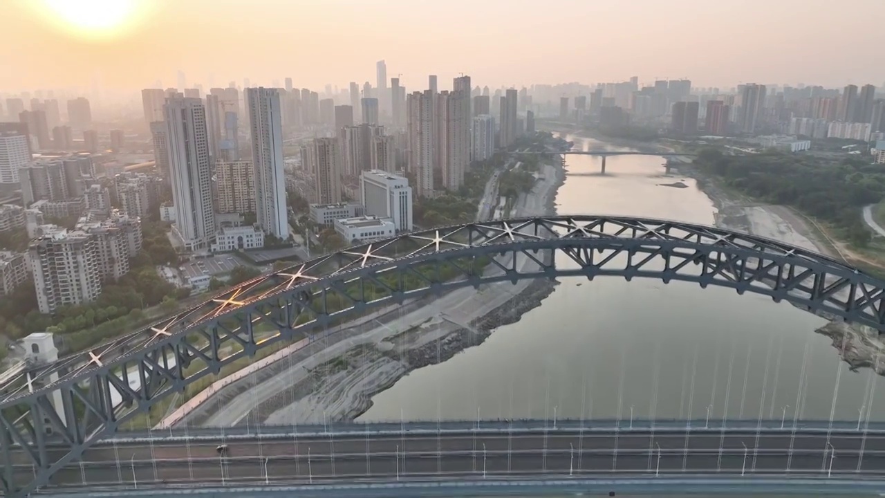 航拍武汉汉江湾铁桥日出城市风光逆光建筑群视频素材