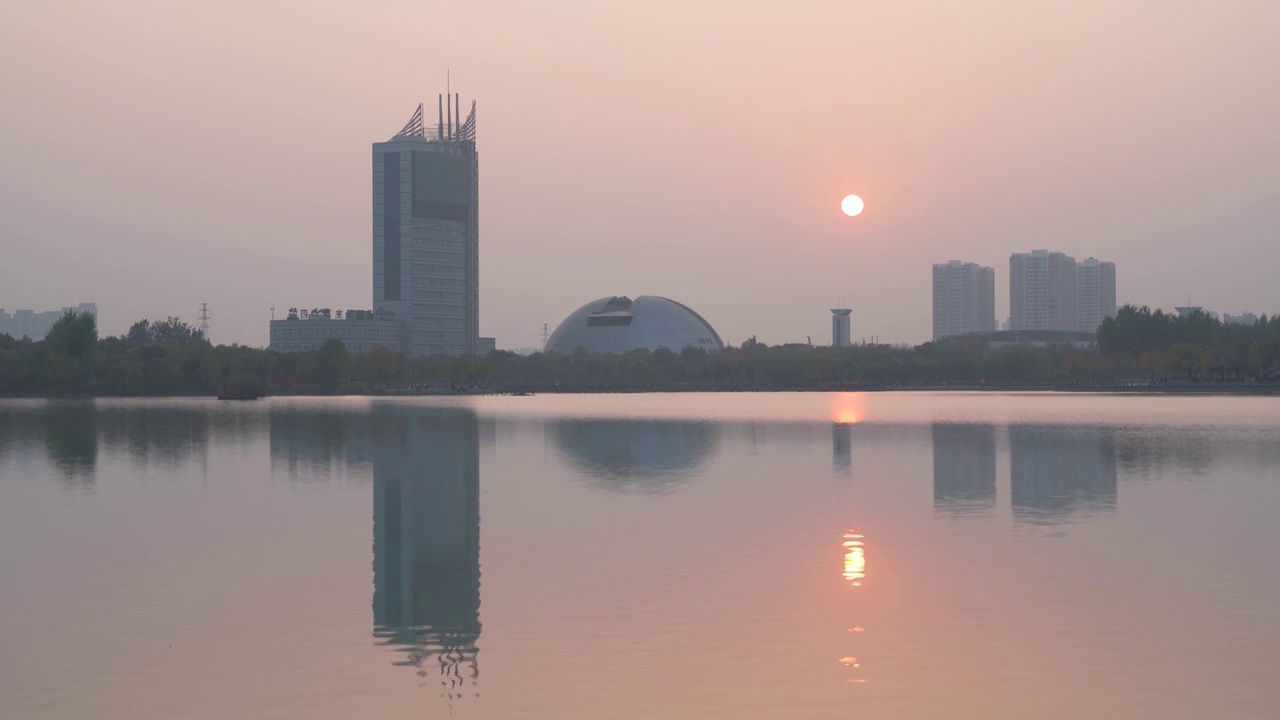 夕阳下城市风光意境实拍视频视频素材