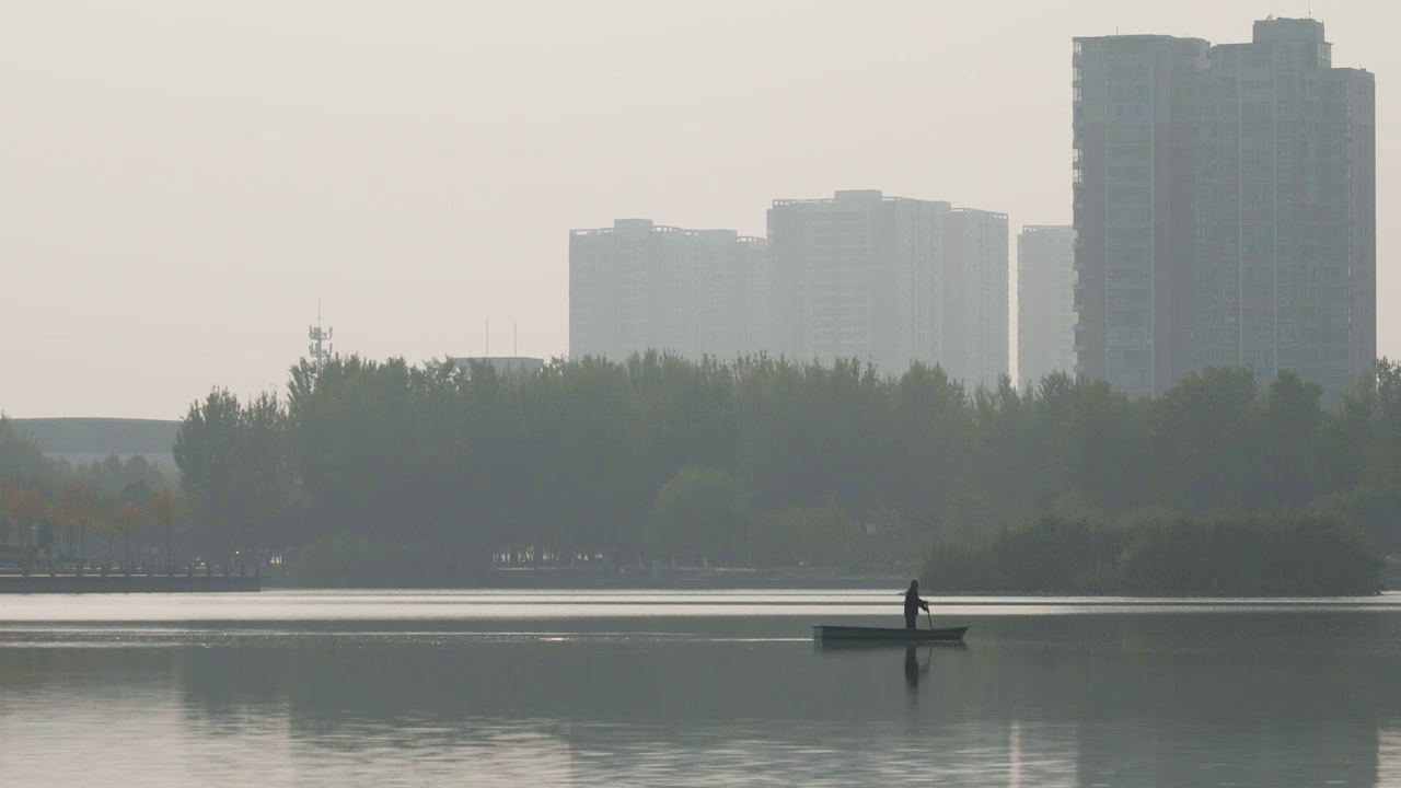 城市雾气中划船水墨古人禅意视频素材