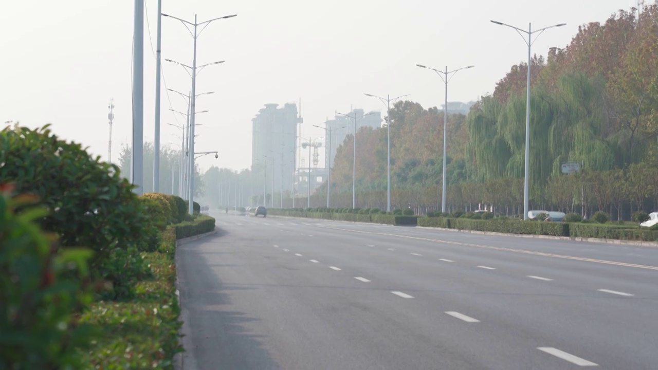 阴天城市道路路口视频素材