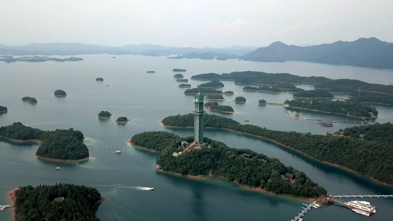 航拍江西庐山西海千岛湖快艇驶过视频素材