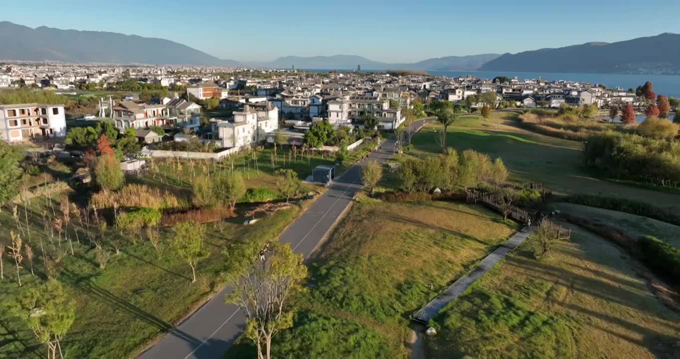 航拍大理洱海边湿地公园的游客视频素材