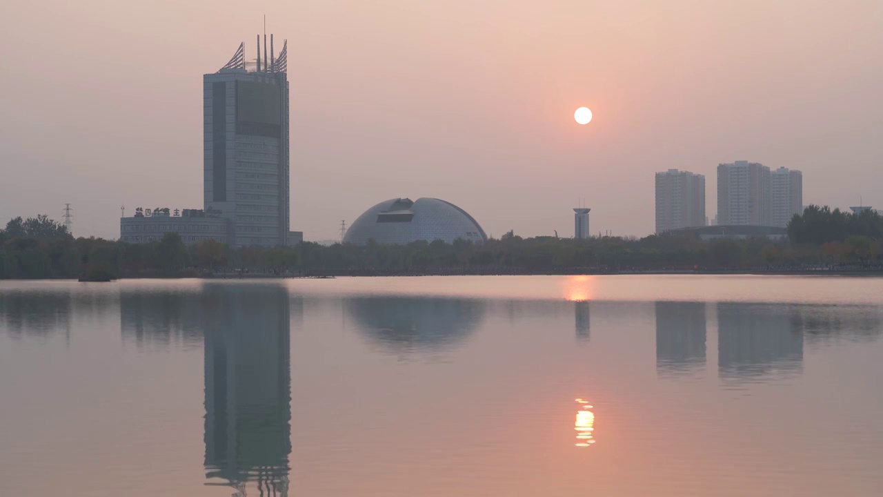 城市湿地公园夕阳温馨剪影视频素材