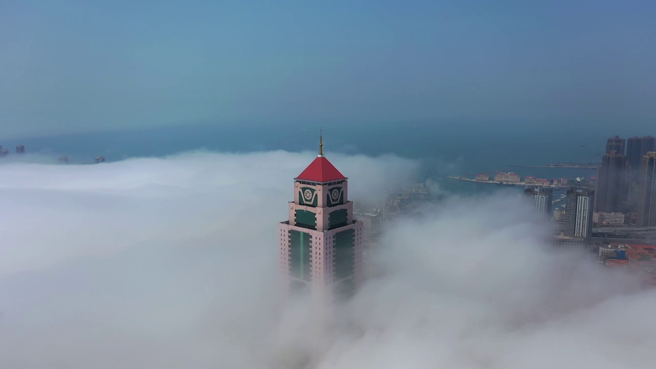 青岛老城区平流雾航拍视频素材