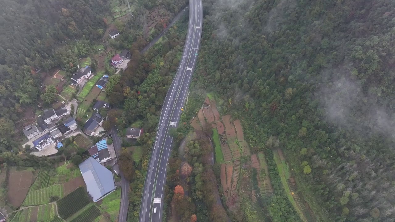 湖北恩施市大山里的沪渝高速公路与宜万铁路视频素材