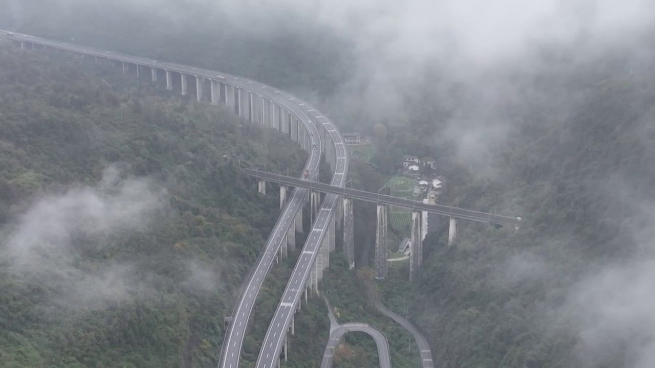 湖北恩施市大山里的沪渝高速公路与宜万铁路视频素材