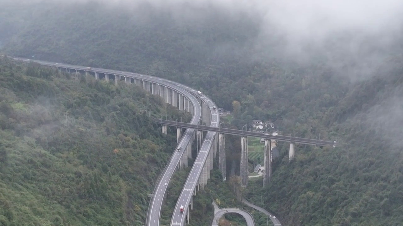 湖北恩施市大山里的沪渝高速公路与宜万铁路视频素材