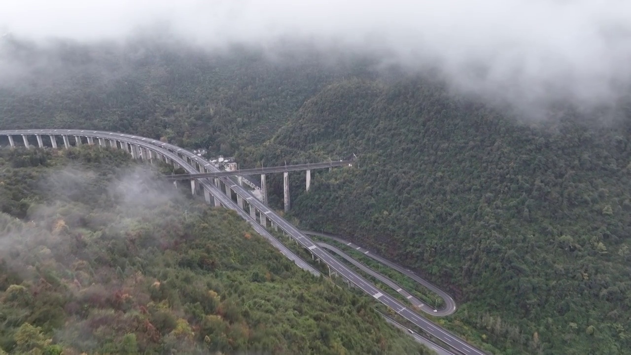 湖北恩施市大山里的沪渝高速公路与宜万铁路视频素材