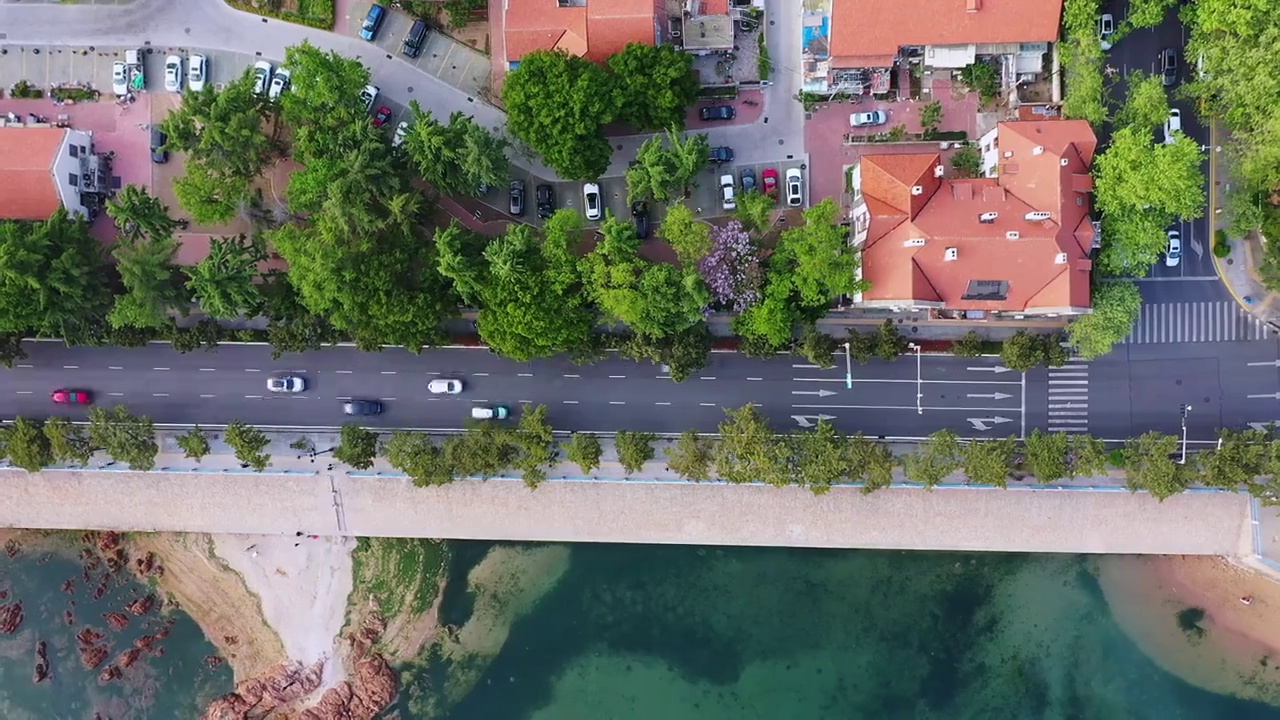 青岛老城区海边道路航拍视频素材