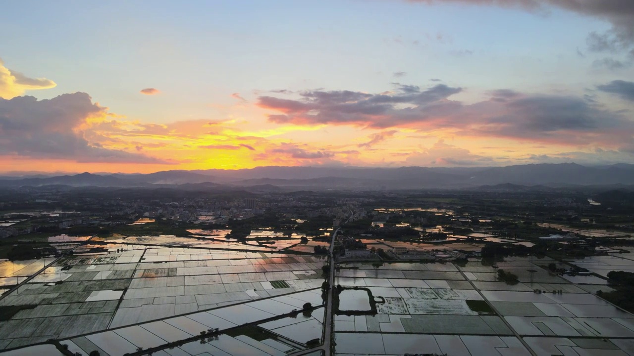 日落天空航拍水面倒影稻田水面视频素材