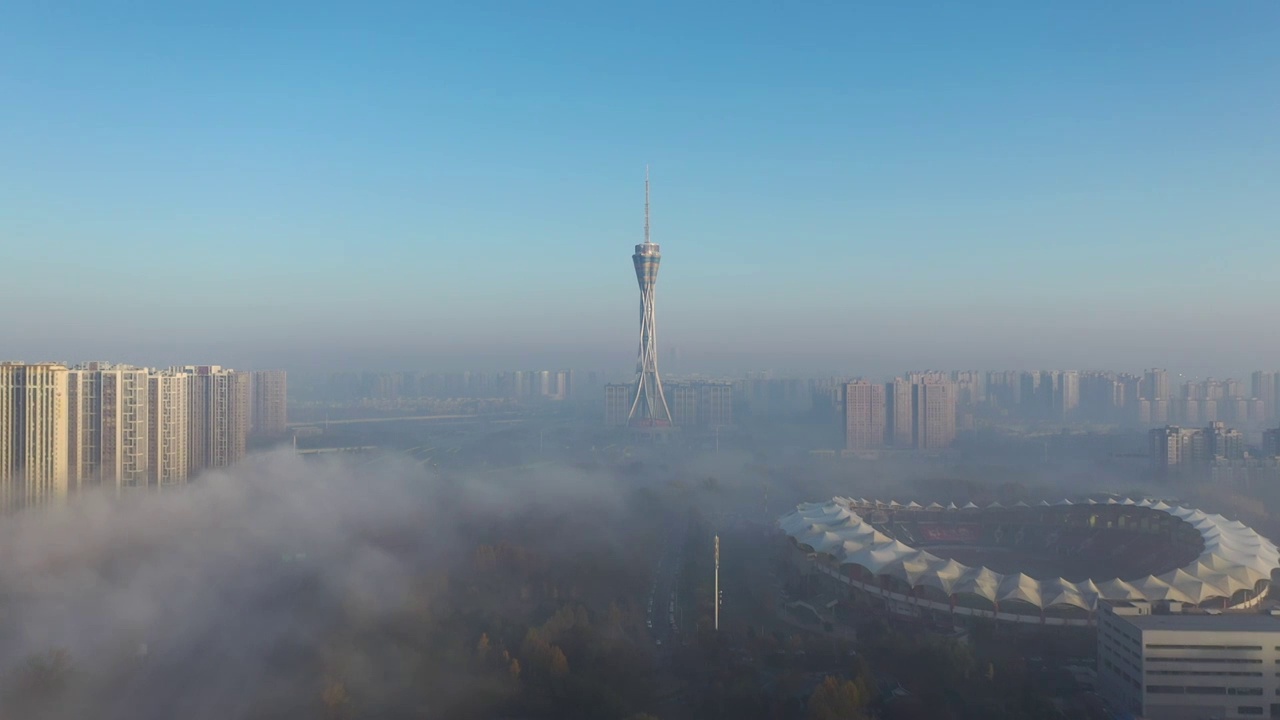 河南省郑州市地标建筑中原福塔秋季城市平流雾都市风光户外航拍视频素材