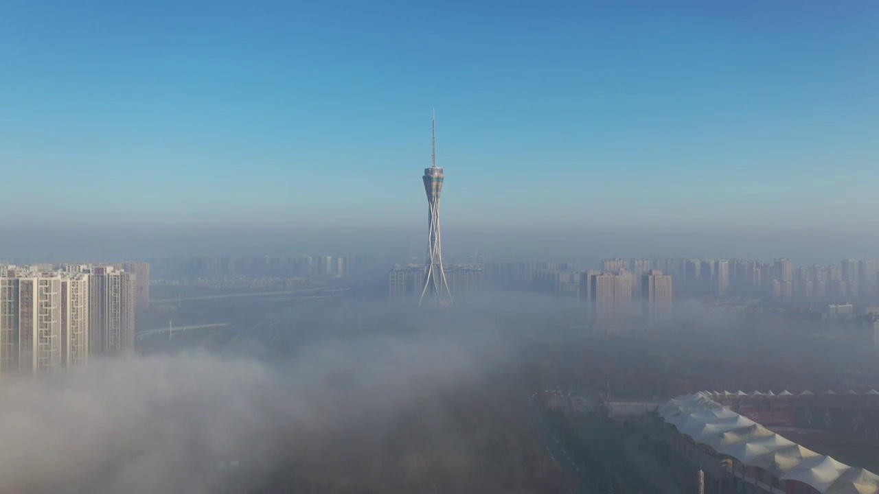 河南省郑州市地标建筑中原福塔秋季城市平流雾都市风光户外航拍视频素材