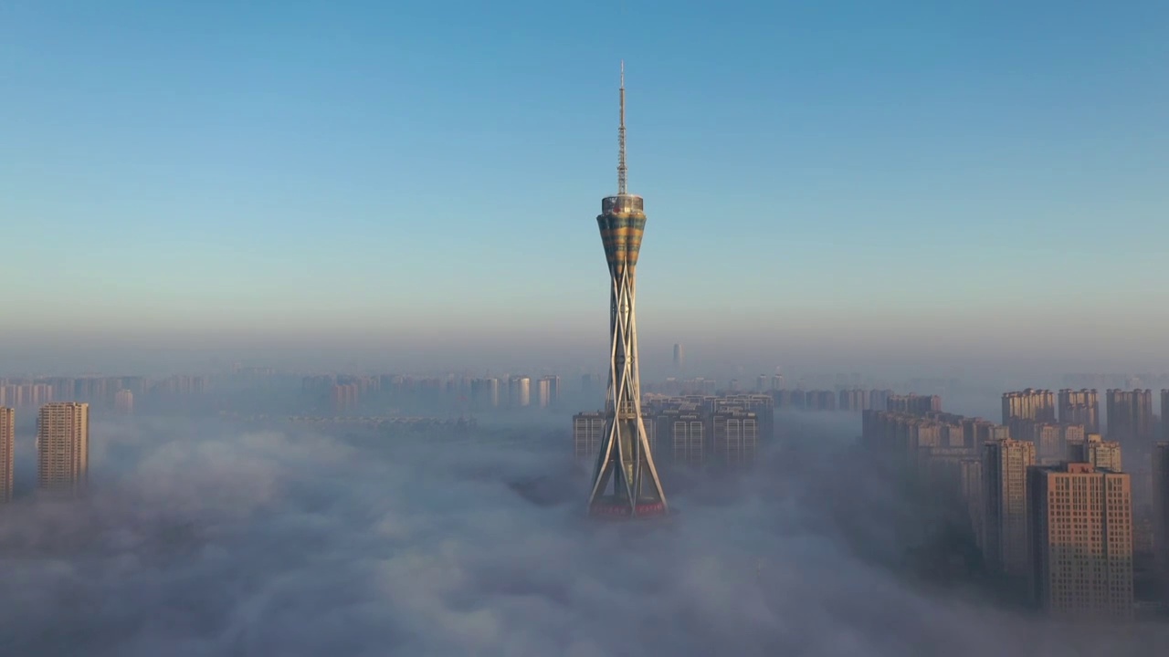 河南省郑州市地标建筑中原福塔秋季城市平流雾都市风光户外航拍视频素材