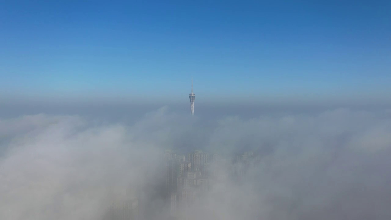 河南省郑州市地标建筑中原福塔秋季城市平流雾都市风光户外航拍视频素材