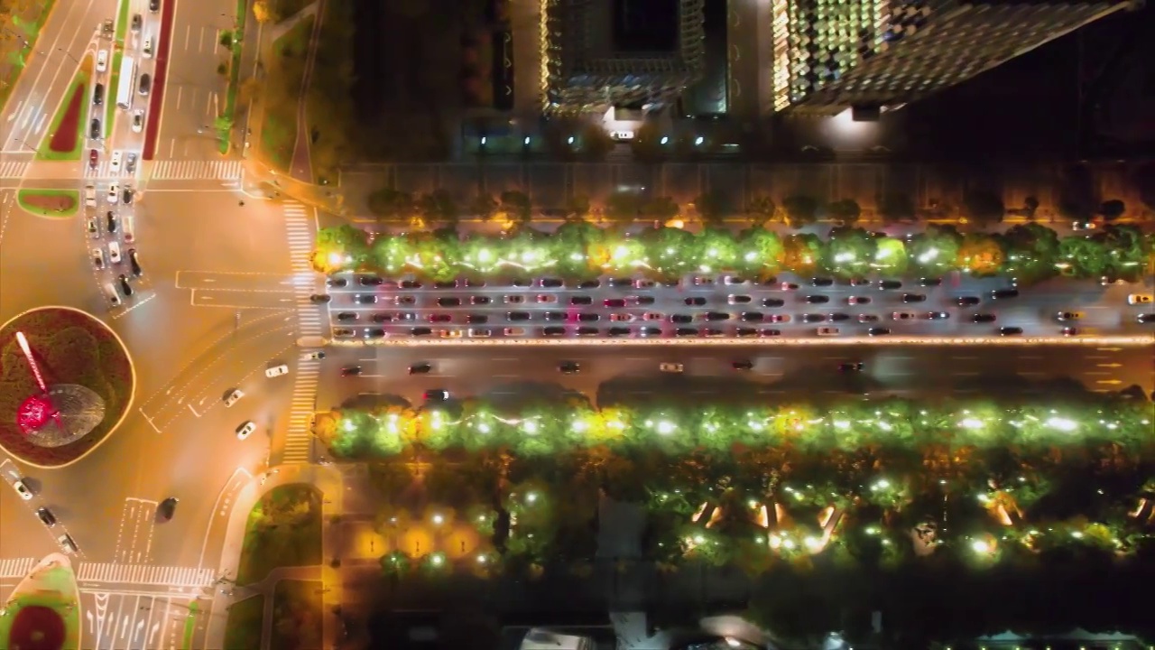 城市市区的道路夜景航拍视频视频素材