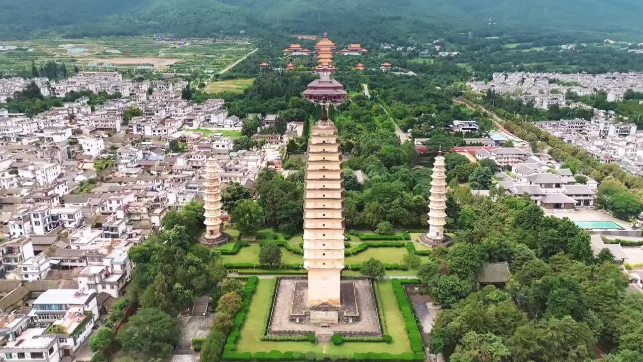 大理崇圣寺三塔航拍风光视频素材