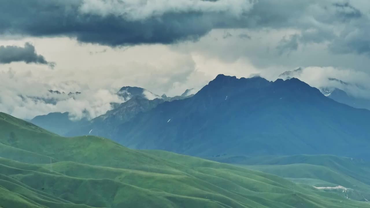 航拍草原山川云海视频素材