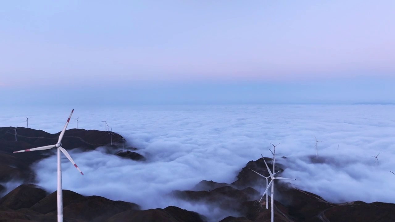 黎明桂林高山间的云海和山顶的风力发电设施视频素材