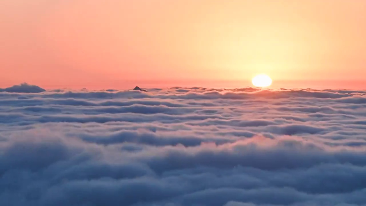 日落夕阳延时云海高山顶天空火红大太阳云雾视频素材