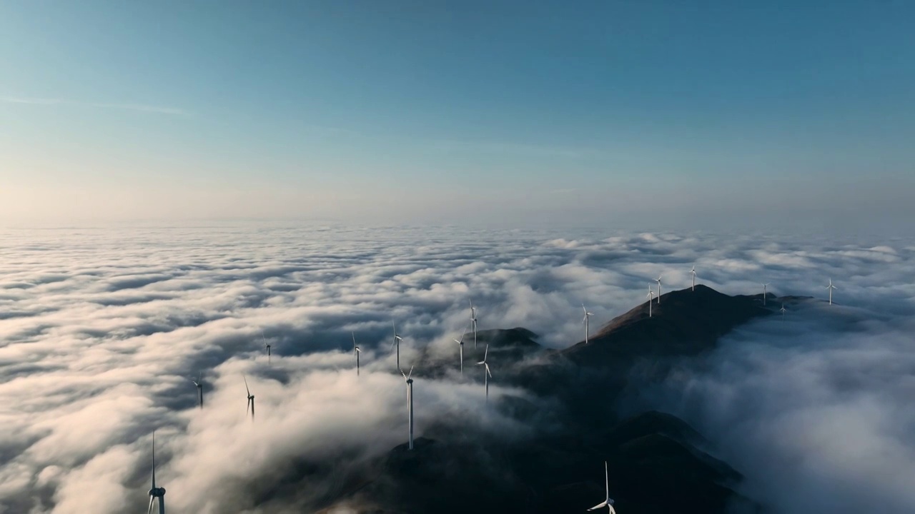 冬季黎明日出时分高山上的云海和风力发电设施视频素材