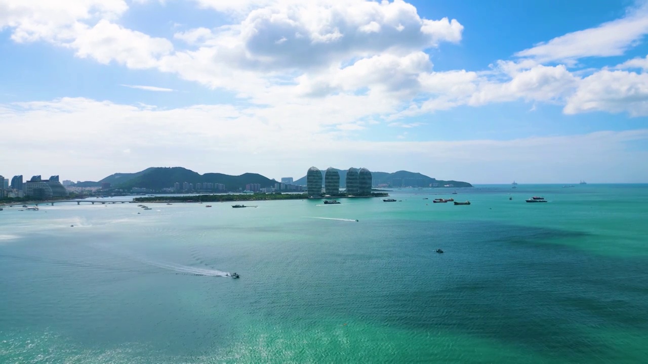 蓝天白云下的旅游胜地：三亚湾视频素材