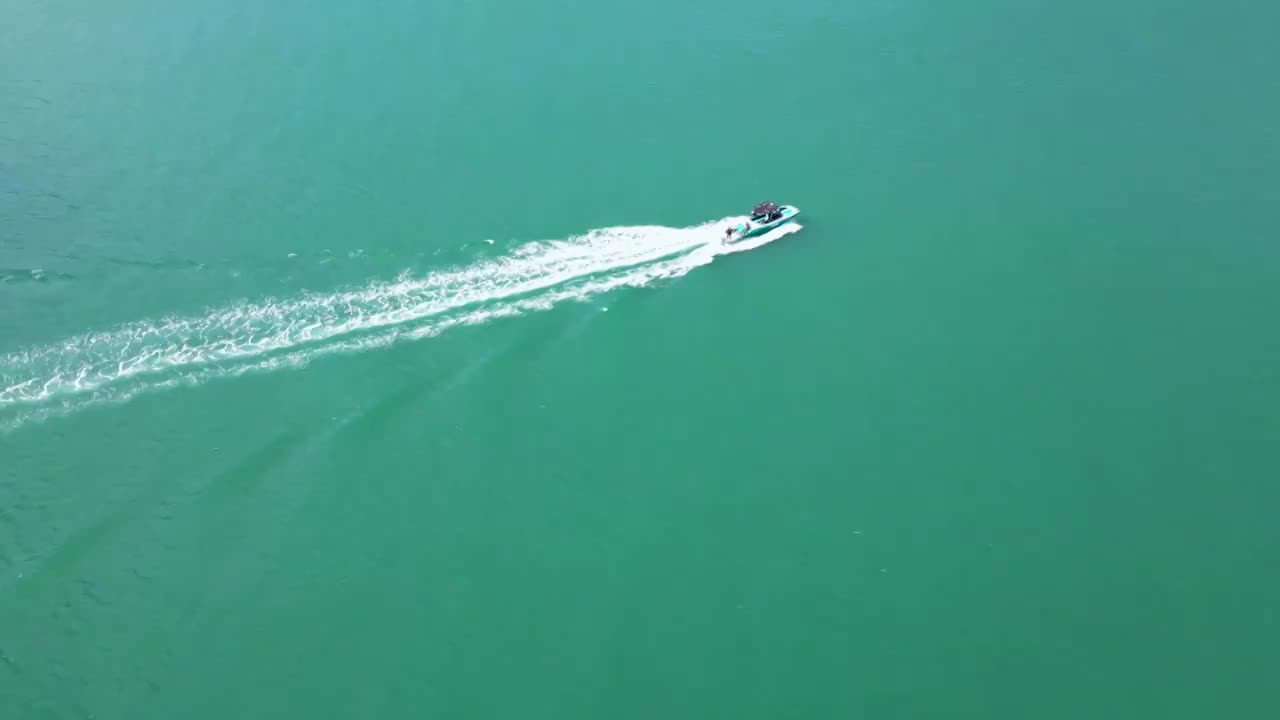 蓝天白云下的旅游胜地：三亚湾视频素材