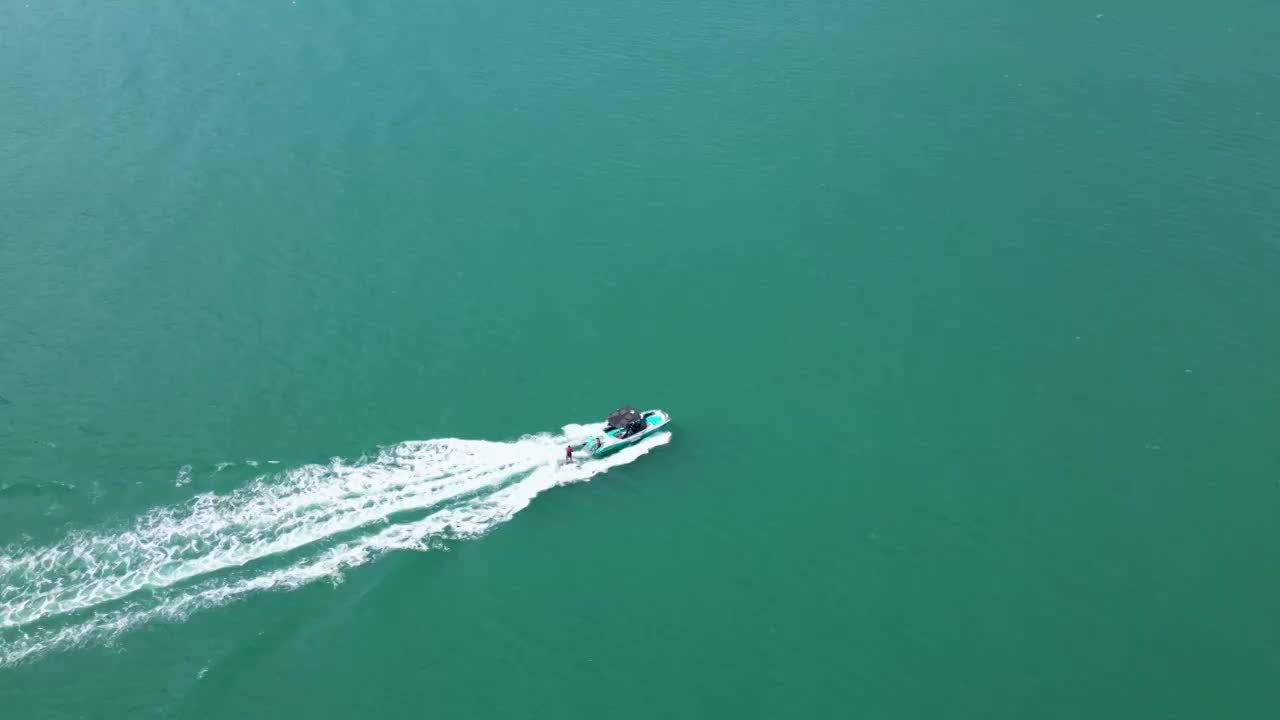 蓝天白云下的旅游胜地：三亚湾视频素材