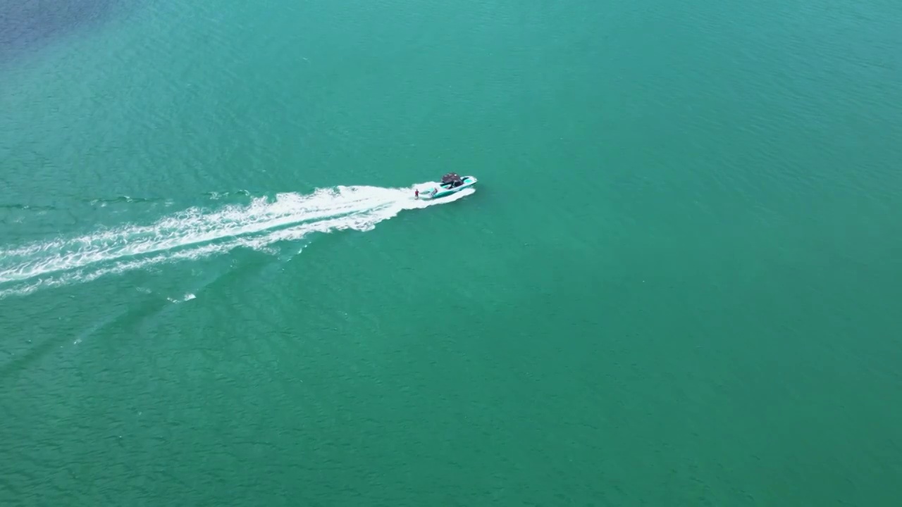 蓝天白云下的旅游胜地：三亚湾视频素材