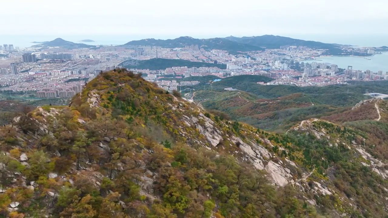 航拍秋天的威海里口山风景视频素材