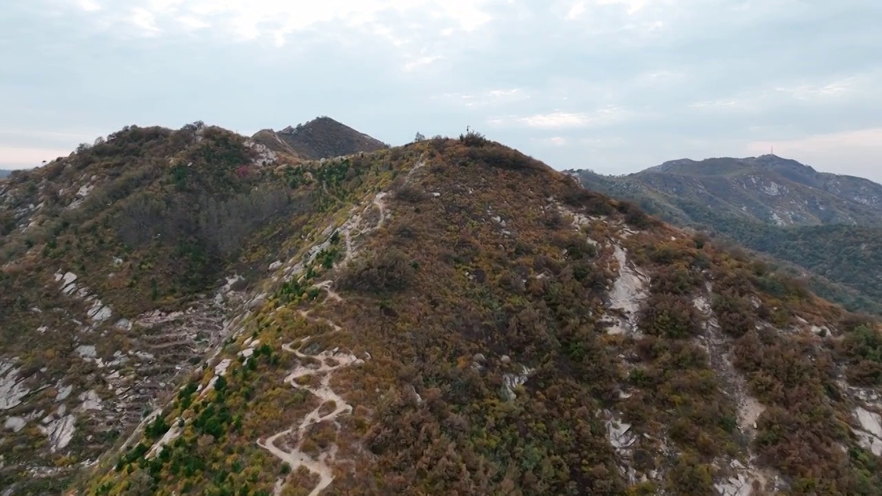 航拍秋天的威海里口山风景视频素材