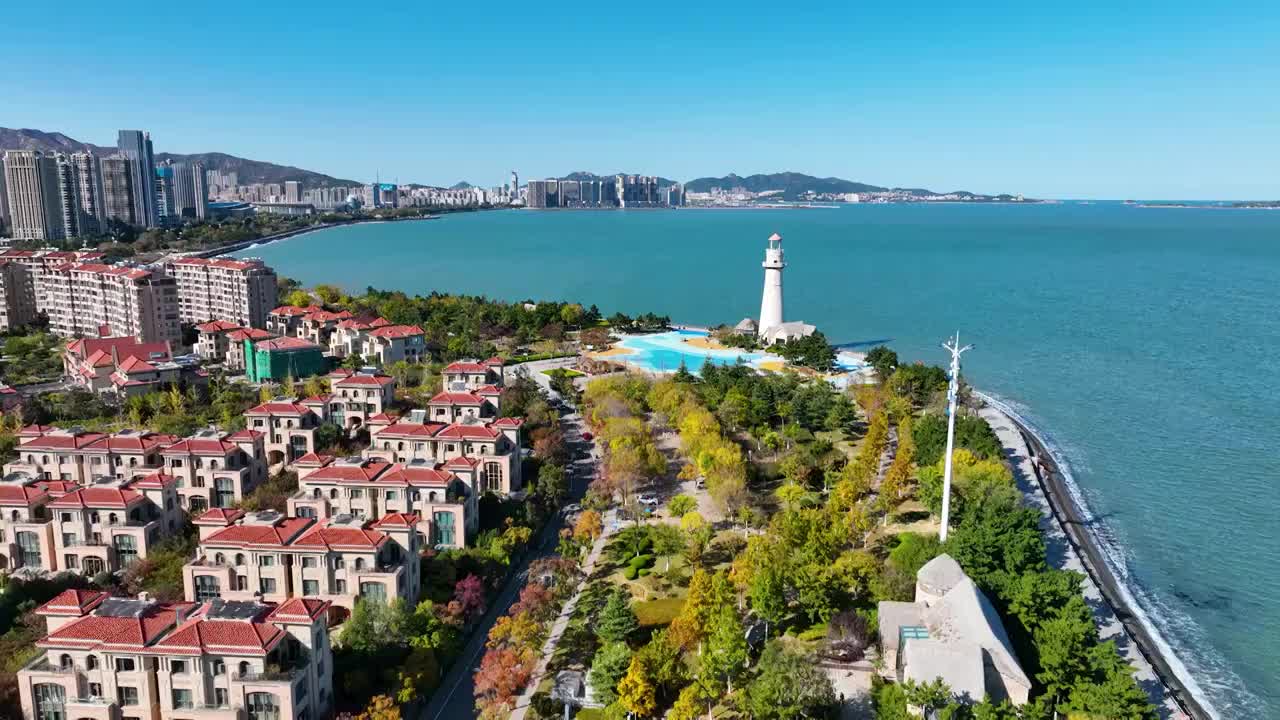 航拍威海悦海公园灯塔秋天的风景视频素材