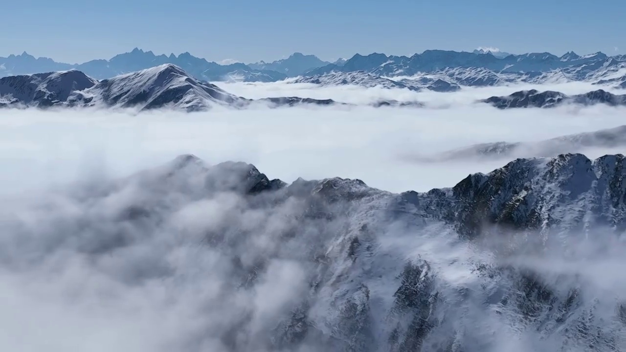 航拍冬季夹金山美丽自然风光雪山云海视频素材