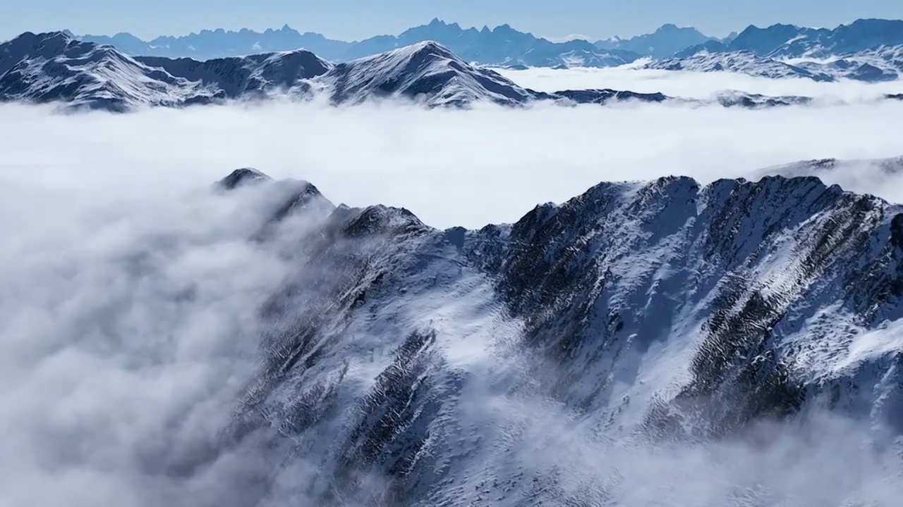 航拍冬季夹金山美丽自然风光雪山云海视频素材