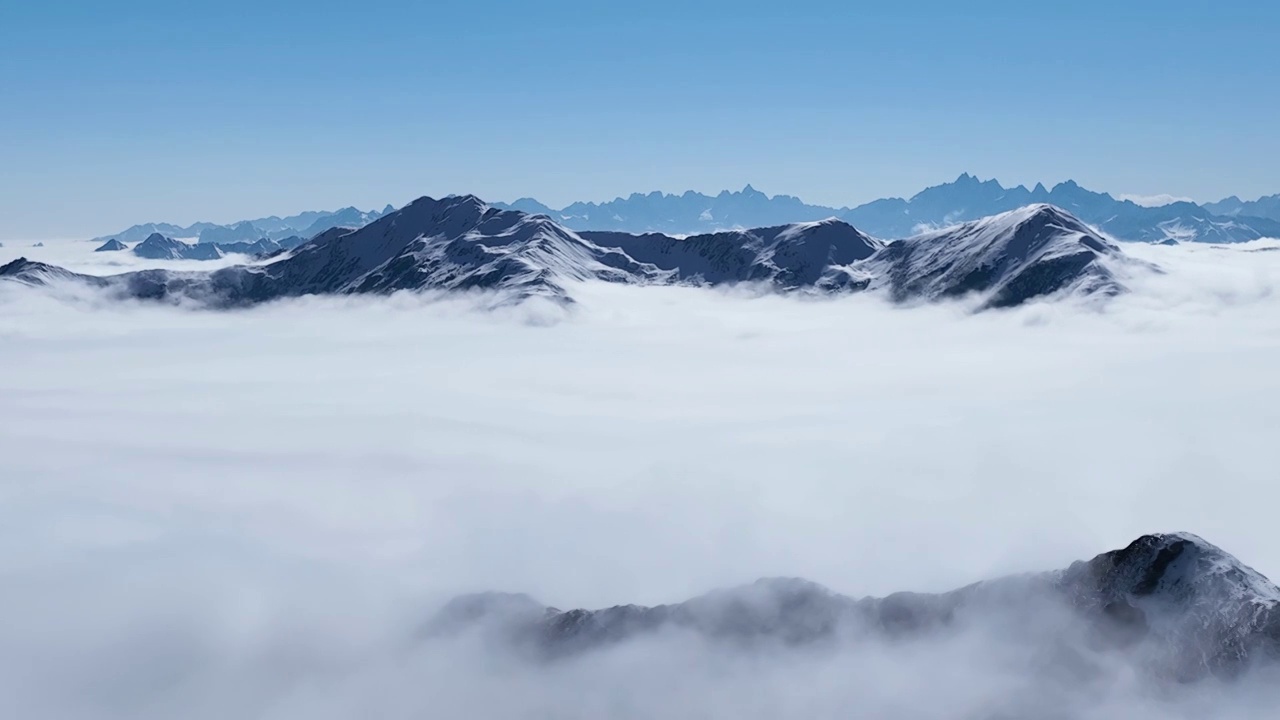 航拍冬季夹金山美丽自然风光雪山云海视频素材