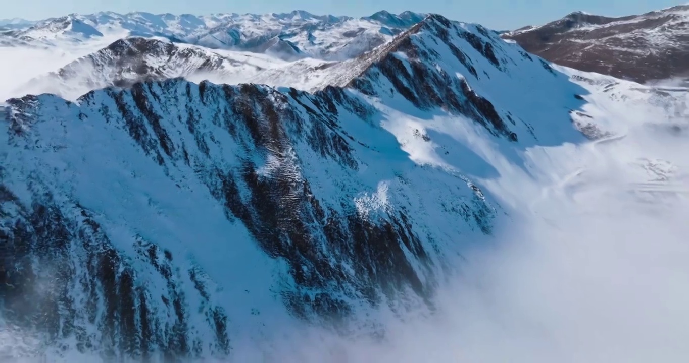 航拍冬季夹金山美丽自然风光雪山云海视频素材