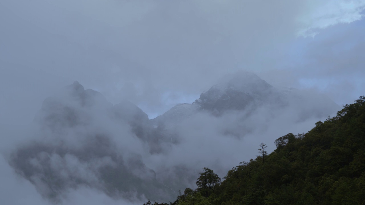 云龙雪山的雨雾视频素材