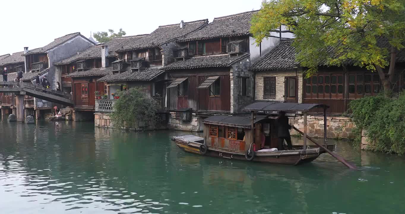 浙江省嘉兴市桐乡市江南水乡乌镇西栅景区乌篷船视频素材