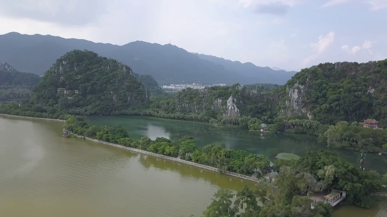 横移航拍肇庆七星岩景区绿植人工湖视频素材