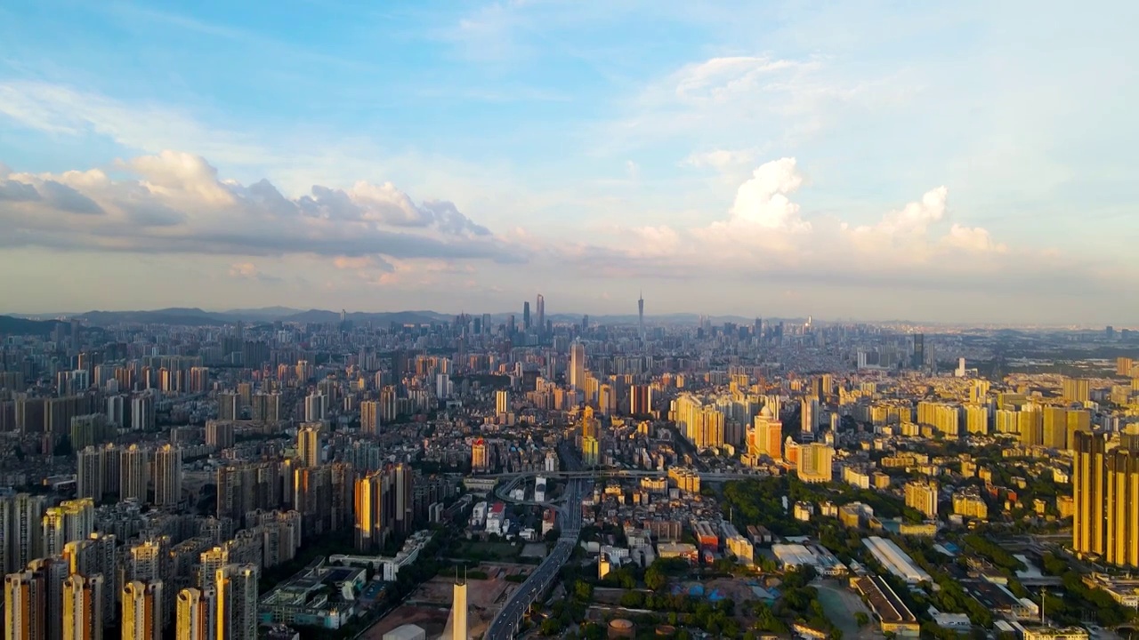 广州鹤洞大桥和海珠区城市天际线黄昏航拍视频素材