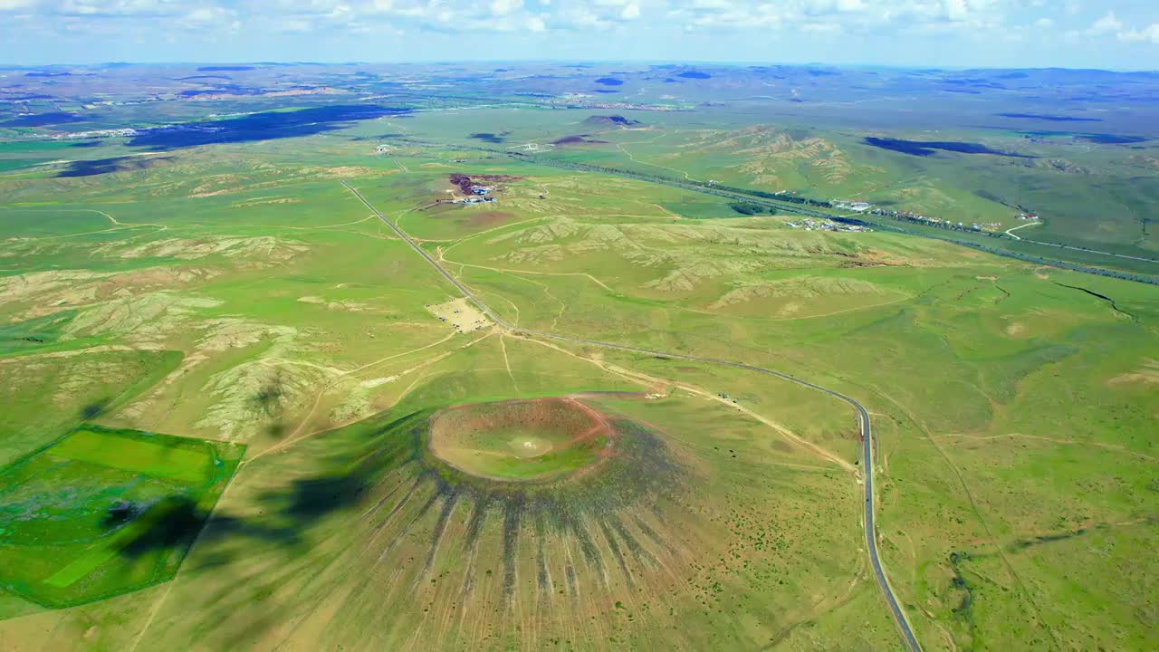 中国内蒙古乌兰察布乌兰哈达火山五号火山航拍视频素材