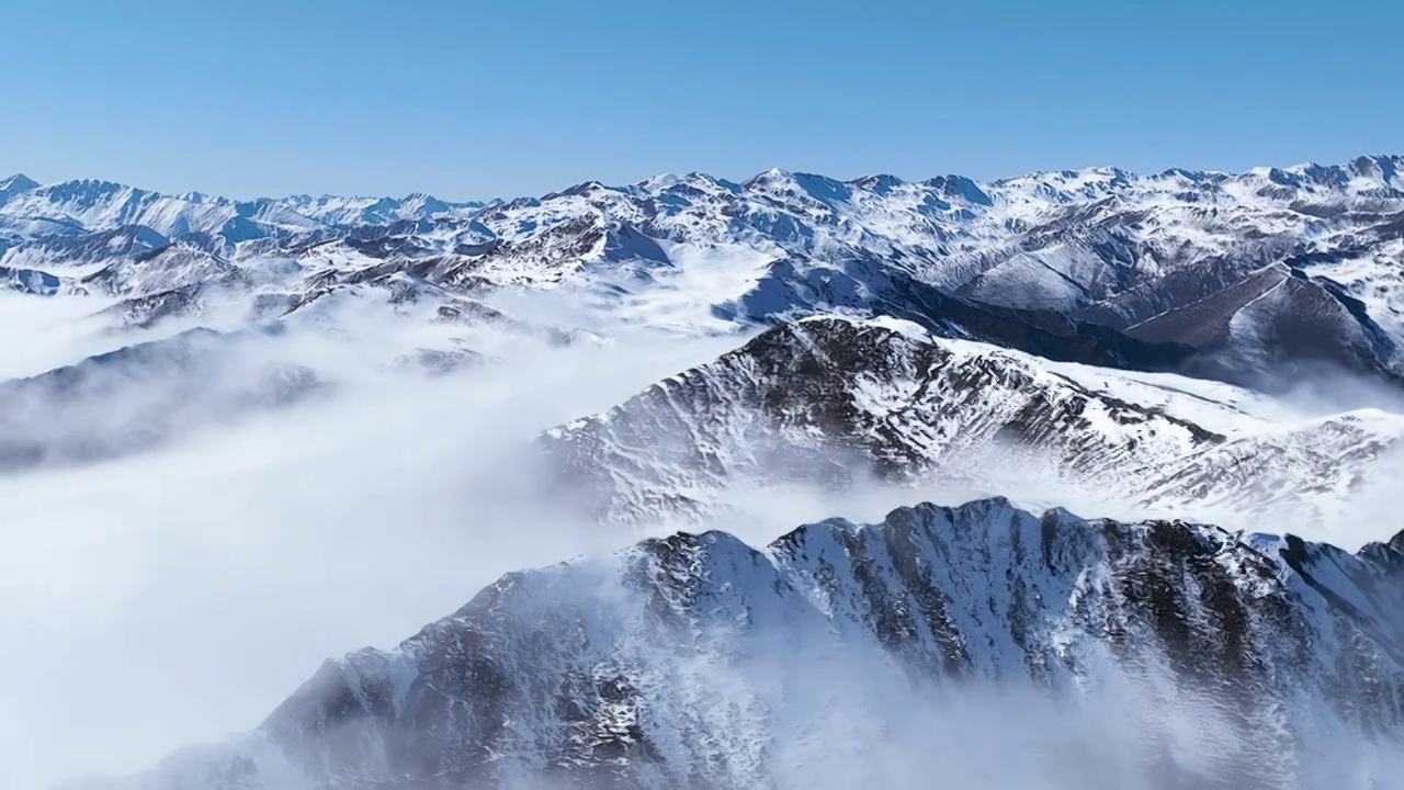 航拍冬季夹金山美丽自然风光雪山云海视频素材