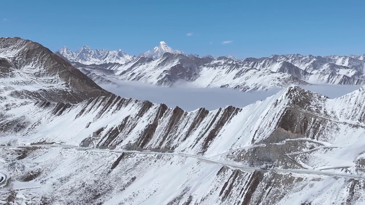 航拍冬季夹金山美丽自然风光雪山云海视频素材