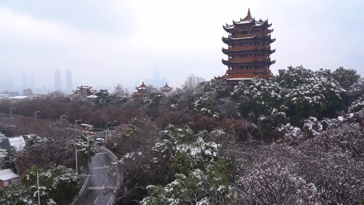 冬天白雪中的武汉城市地标武昌蛇山黄鹤楼视频素材